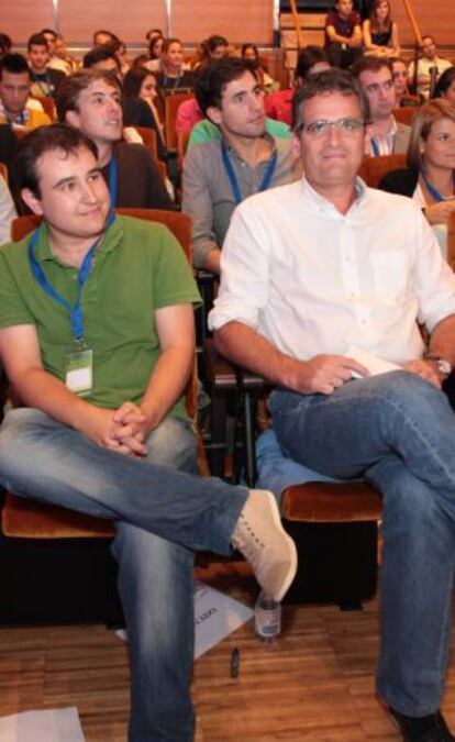 Basagoiti (derecha), ayer junto al elegido presidente de Nuevas Generaciones de Euskadi, David Hernández.