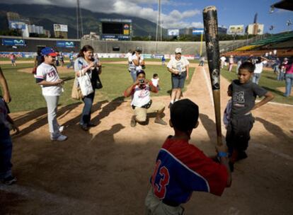 Niños en un estadio de béisbol en Caracas, imitando  las posturas de los grandes jugadores.