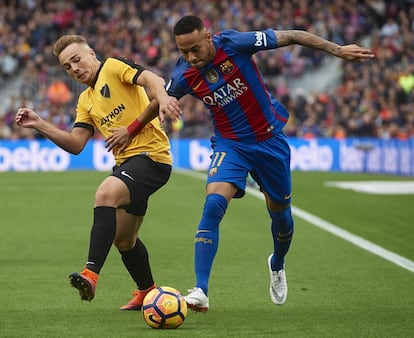 Neymar (d) del Barcelona competeix per la pilota amb Ontiveros del Màlaga.