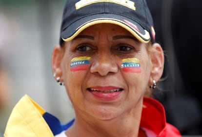 Una manifestante lleva en la cara pintadas varias banderas nacionales, en Caracas. 