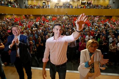 El presidente del Gobierno y secretario general del PSOE, Pedro Sánchez, saluda al inicio del acto de partido junto al líder de los socialistas valencianos y candidato a la reelección en la Generalitat, Ximo Puig (izquierda), y a la candidata a la alcaldía de Alicante, Ana Barceló.