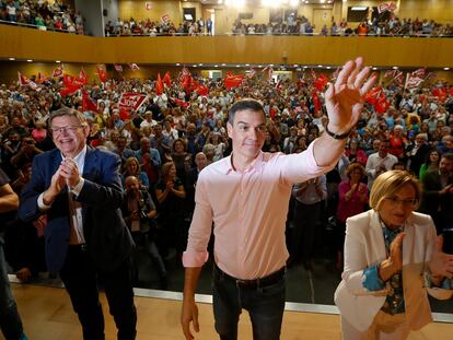 El presidente del Gobierno y secretario general del PSOE, Pedro Sánchez, saluda al inicio del acto de partido junto al líder de los socialistas valencianos y candidato a la reelección en la Generalitat, Ximo Puig (izquierda), y a la candidata a la alcaldía de Alicante, Ana Barceló.