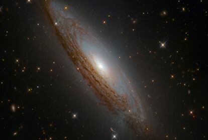 Galaxia espiral ESO 021-G004, ubicada a poco menos de 130 millones de años luz de distancia.