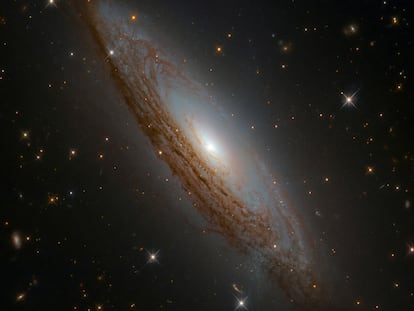 Galaxia espiral ESO 021-G004, ubicada a poco menos de 130 millones de años luz de distancia.