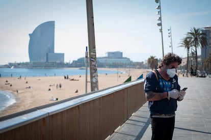 Personas en el barrio de la Barceloneta, en el primer domingo de cuarentena por el coronavirus.