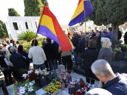 Homenaje a las personas fusiladas durante la posguerra en Paterna, ayer.