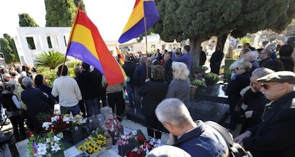 Homenaje a las personas fusiladas durante la posguerra en Paterna, ayer.