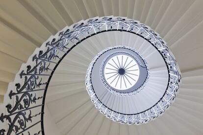 Inigo Jones, arquitecto británico que, inspirado en sus escapadas europeas, quiso ser el primero en crear una escalera de caracol geométrica sin soporte auxiliar en su país, mateiralizó su proyecto en la Queen's House de Greenwich, en Londres, iniciada a principios del siglo XVII para la esposa de Jacobo I.