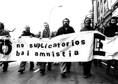 Manifestación a favor de la amnistía, en San Sebastián en 1978. De izquierda a derecha, Juan María Bandrés, Juan José Zubimendi, Mario Onaindía, Xabier Markiegi e Iñaki Gurrutxaga.