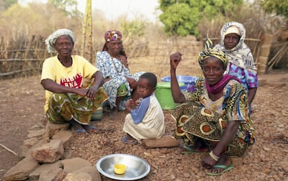 La Constitución senegalesa afirma que los hombres y las mujeres son iguales ante la Ley. Sin embargo la autoridad paternal y marital prevalecen en la sociedad senegalesa, especialmente en las zonas rurales donde vive la mayor parte de la población, y aún hay en vigor numerosas leyes discriminatorias hacia las mujeres. En la imagen, Fatou Suare, Binta Ba, Aliou Camara, Binta Suare y Ayiyatou Dialo (de izquierda a derecha), de la aldea Nandoumary en el sideste de Senegal, cuidan a un niño. El 56% de la población senegalesa vive en zonas rurales. Las mujeres están a cargo de cuidar a los menores, transportar agua para sus familias y cocinar. También trabajan en el campo durante la siembra y la recolección. 
