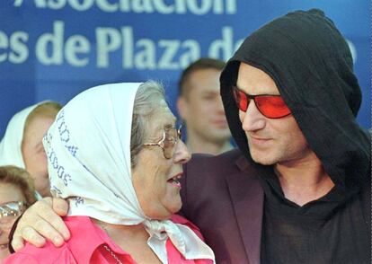 Bono conversa con Hee de Bonafini, presidenta de Madres de la Plaza de Mayo, en Buenos Aires. En aquel momento, febrero de 1998, U2 estaba dando una gira por Latinoamérica.