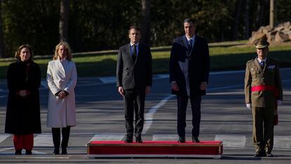 Macron y Sánchez escuchan los himnos, acompañados por la alcaldesa de Barcelona, Ada Colau, y la delegada del Gobierno en Cataluña, Maria Eugènia Gay Rosell. El presidente de la Generalitat, Pere Aragonès, se ha ausentado en el momento de la ceremonia de los himnos.