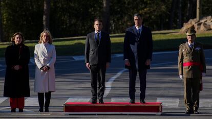 Macron y Sánchez escuchan los himnos, acompañados por la alcaldesa de Barcelona, Ada Colau, y la delegada del Gobierno en Cataluña, Maria Eugènia Gay Rosell. El presidente de la Generalitat, Pere Aragonès, se ha ausentado en el momento de la ceremonia de los himnos. 