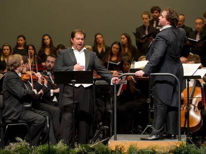 El tenor Celso Albelo y José Miguel Pérez Sierra, durante la gala en memoria de Zedda.