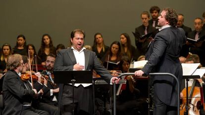 El tenor Celso Albelo y José Miguel Pérez Sierra, durante la gala en memoria de Zedda.