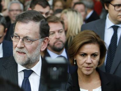 El presidente del gobierno, Mariano Rajoy, y Mariadolores de Cospedal a la salida del Tanatorio Municipal de Valencia.