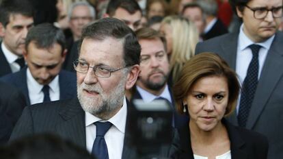 El presidente del gobierno, Mariano Rajoy, y Mariadolores de Cospedal a la salida del Tanatorio Municipal de Valencia.