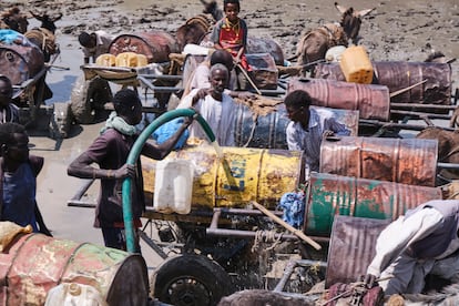 Refugiados sudaneses recolectan agua en Gerbana, un pueblo de Sudán del Sur ubicado a 22 kilómetros de la frontera con Sudán, el pasado 15 de febrero.