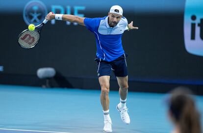 Dimitrov devuelve de revés durante el partido contra Zverev en el Hard Rock Stadium de Miami.