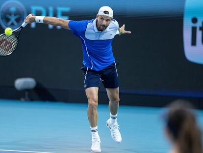 Dimitrov devuelve de revés durante el partido contra Zverev en el Hard Rock Stadium de Miami.