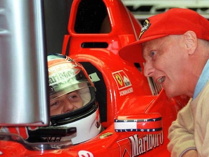 Niki Lauda, con Michael Schumacher, en 1998.