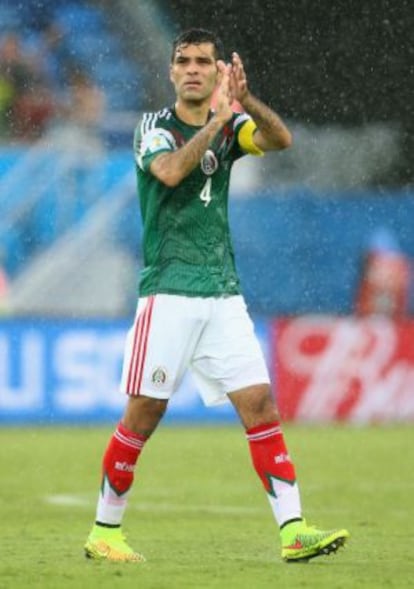 M&aacute;rquez greets supporters after the game against Cameroon. 