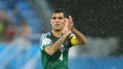 Márquez greets supporters after the game against Cameroon.