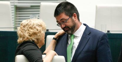 El concejal Carlos Sánchez Mato con la alcaldesa Manuela Carmena.