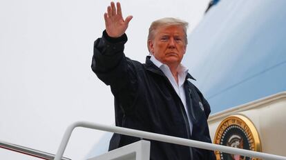 El presidente de Estados Unidos, Donald Trump, sube al Air Force One en Maryland.