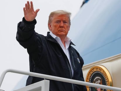 El presidente de Estados Unidos, Donald Trump, sube al Air Force One en Maryland.