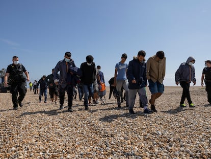 Un grupo de inmigrantes llega a Dungeness, en la costa inglesa, el 4 de agosto de 2021