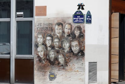 El homenaje del artista Christian Guémy, también conocido como C215, a los miembros de 'Charlie Hebdo', en París (Francia).