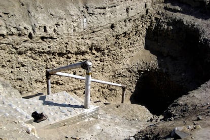 Las sombras ocultan los últimos escalones que descienden al pozo ceremonial. Sumergido en verdes y perfumadas aguas espera el chamán, entre velas, piedras de cuarzo, humeante incienso y alguna que otra estampita. El rito, un sencillo ruego a los dioses para la purificación del alma (y concesión de un deseo incluida), se prolonga apenas unos minutos. Una mezcla de silencio, curiosidad y respeto. El calzado (y la cámara fotográfica) se recogen al emerger de nuevo a la superficie.