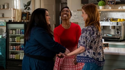 Sweet Magnolias. (L to R) Brooke Elliott as Dana Sue Sullivan, Heather Headley as Helen Decatur, Joanna Garcia Swisher as Maddie Townsend in episode 202 of Sweet Magnolias. Cr. Richard Ducree/Netflix © 2021