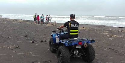 Policías vigilan la playa Tortuguero tras el crimen de la española.