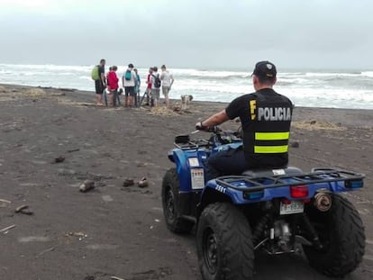 Policías vigilan la playa Tortuguero tras el crimen de la española.