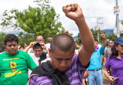 Un manifestante en el acto en Iguala.