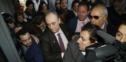 El expresidente del Betis, Manuel Ruiz de Lopera, en el juzgado en 2013.