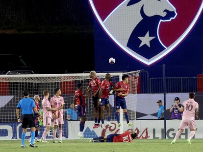 Inter Miami CF forward Lionel Messi (10) scores on a free kick during the second half against FC Dallas at Toyota Stadium.