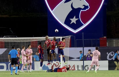 Inter Miami CF forward Lionel Messi (10) scores on a free kick during the second half against FC Dallas at Toyota Stadium.