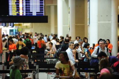 Aeroporto no Rio, durante o Carnaval. Dólar é fator na hora de viajar ao exterior.
