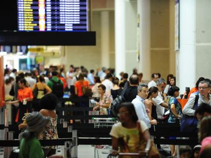 Aeroporto no Rio, durante o Carnaval. D&oacute;lar &eacute; fator na hora de viajar ao exterior.