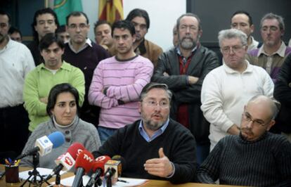 Representantes de los artistas falleros, tras la reunión de anoche.