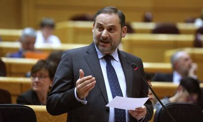 El ministro de Transportes, José Luis Ábalos, esta mañana en el pleno del Senado.