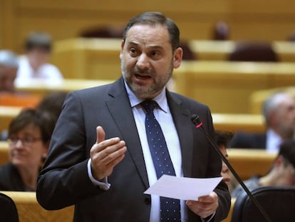 El ministro de Transportes, José Luis Ábalos, esta mañana en el pleno del Senado.