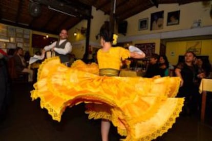 Baile tradicional en la peña Don Porfirio, en Lima.