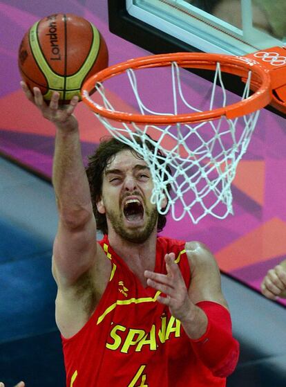 Pau Gasol encestando.