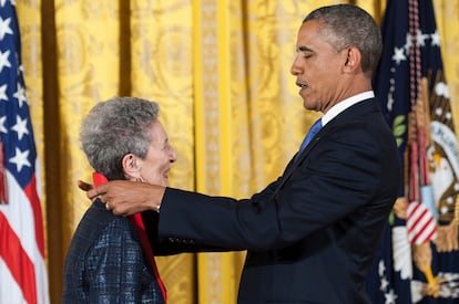 Former U.S. President Barack Obama presenting the National Humanities Medal to Natalie Zemon Davis in 2013.