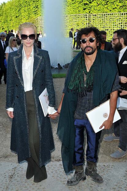 Tilda Swinton, con abrigo largo, no se separó de su amigo Haider Ackermann. 