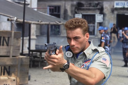 Una escena de 'Street Fighter' (1994), protagonizada por Jean-Claude Van Damme.